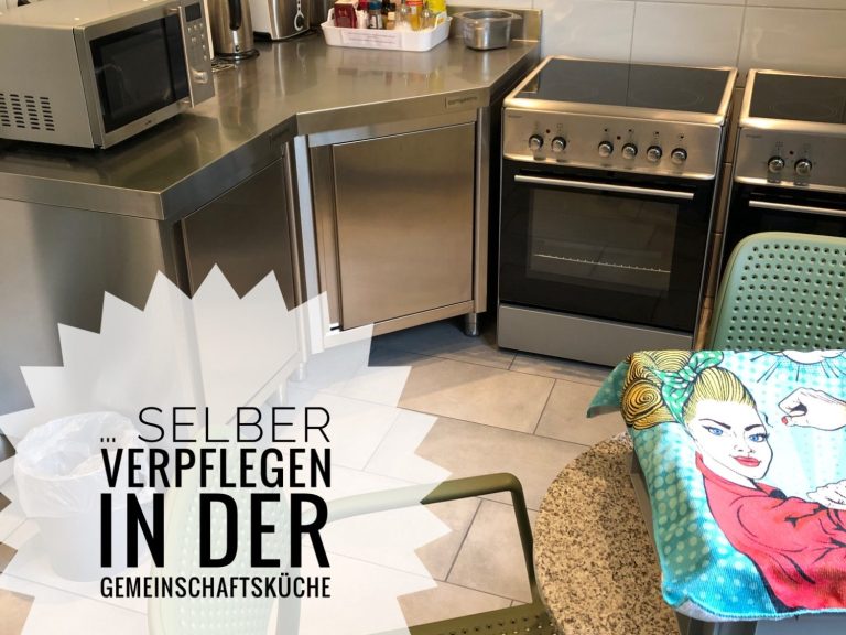 Moderne Küche mit Mikrowelle, Herd und Kühlschrank, Sitzgelegenheit
