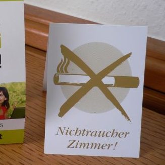 Hinweis auf rauchfreie Umgebung mit einem durchgestrichenen Zigarettensymbol.