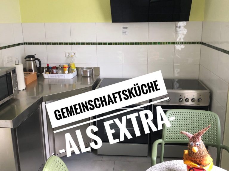 Küche mit Möbeln, Geräten und dem Text "Gemeinschaftsküche - als Extra".