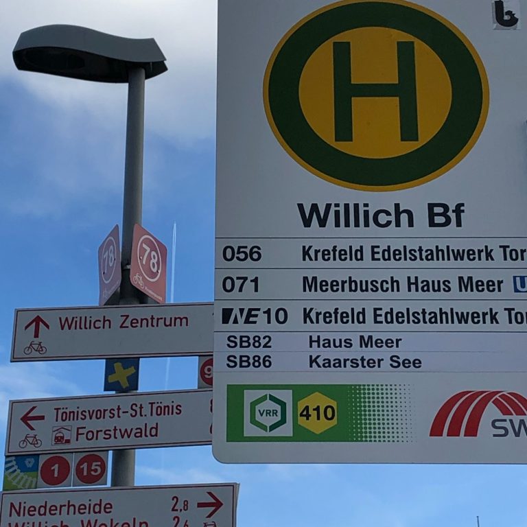 Haltestelle Willich Bf mit mehreren Buslinien und Richtungshinweisen.