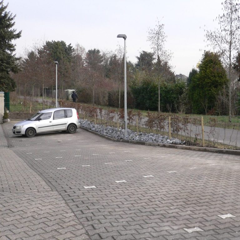 Dunkle Autos fahren auf einer regennassen Autobahn in einer Reihe.