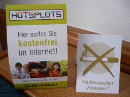 Zwei Informationsschilder: Gratis Internet und Rauchverbot im Zimmer.